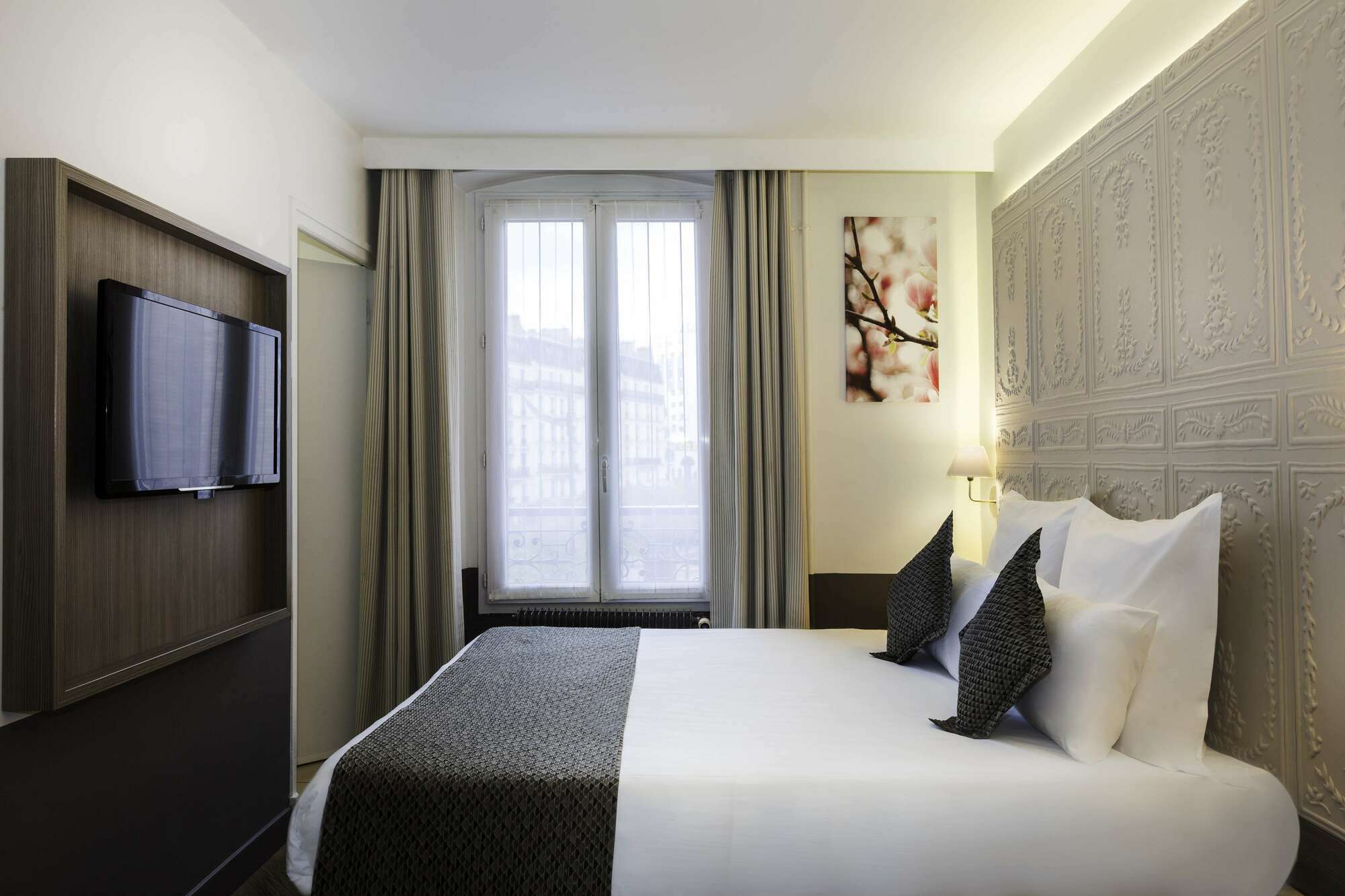 Hotel Atrium By Happyculture Suresnes Exterior photo